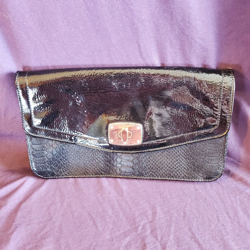 Black clutch with magnetic closure